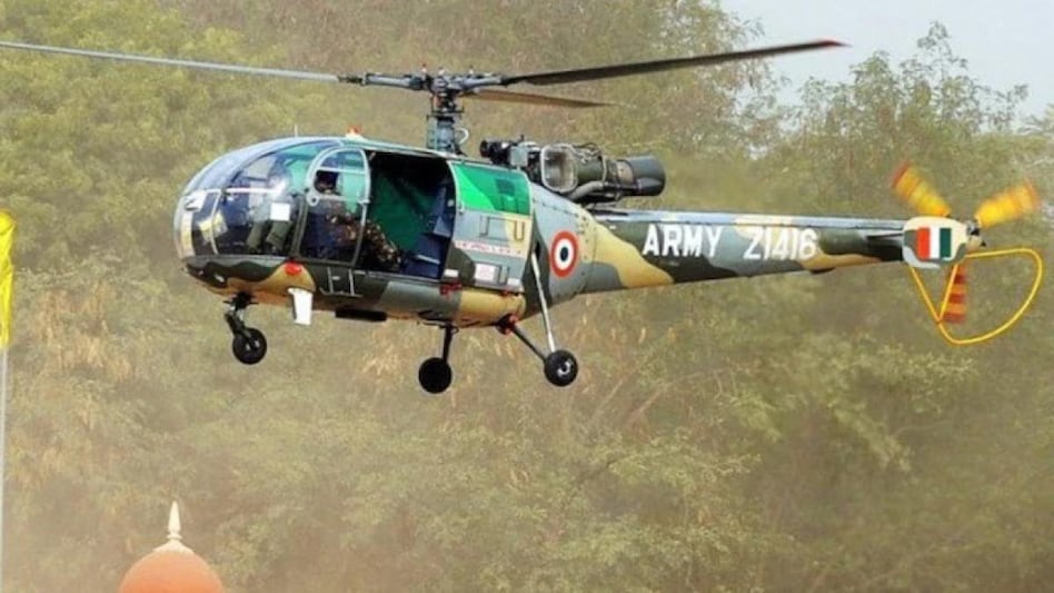 Cheetah helicopter crashed along the LoC in Kashmir's Gurez sector today, an army pilot was killed and his co-pilot was badly injured.