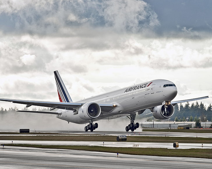 On approach to Paris-Charles de Gaulle airport, pilots of an Air France Boeing 777 encountered issues with the aircraft's controls.