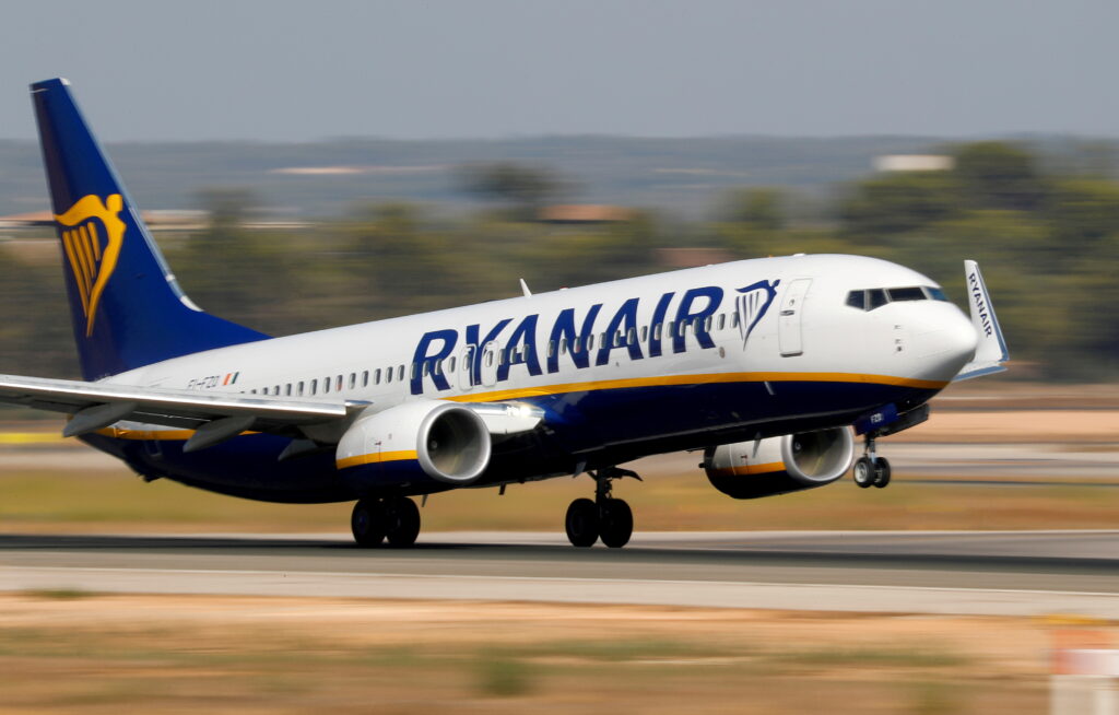 Ryanair aircraft swayed amidst powerful winds, making contact with the ground using only one wheel before executing an aborted landing