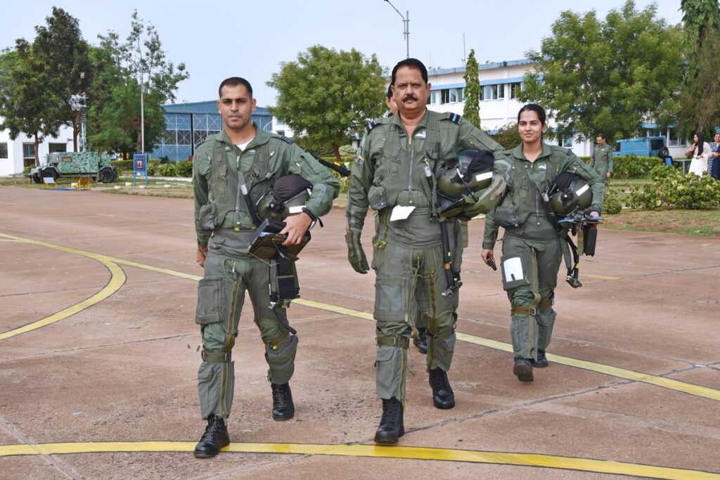 Father-daughter makes history by flying fighter jets together