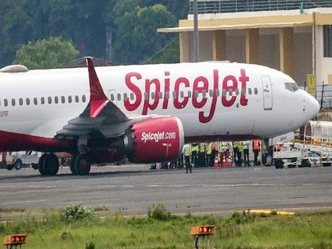 SpiceJet Aircraft's Tyre Bursts On Landing At Mumbai Airport | EXCLUSIVE