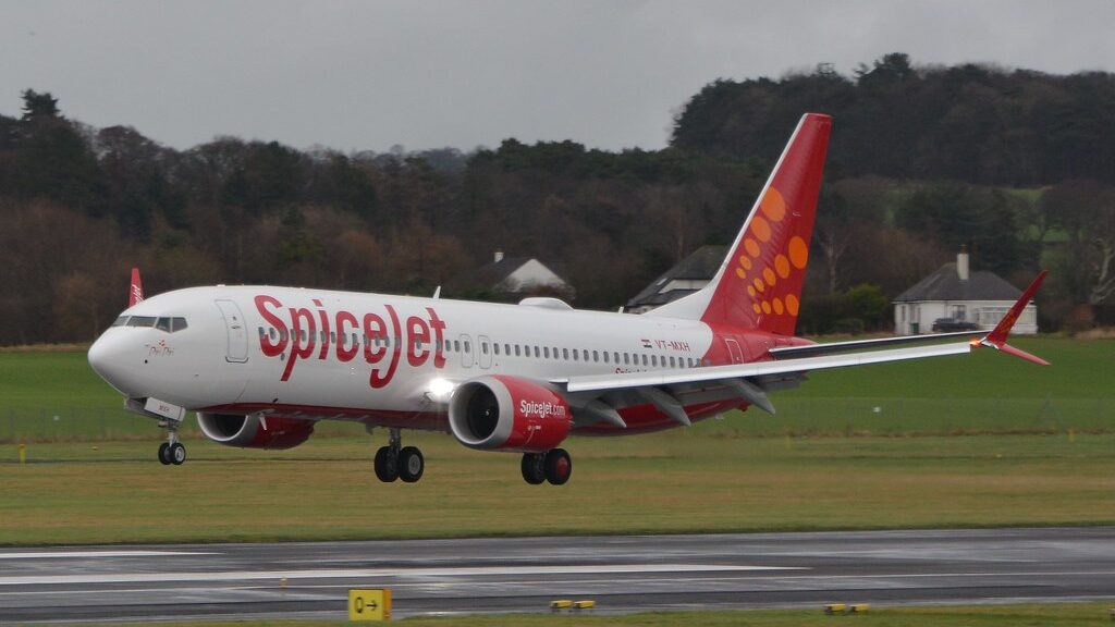 Passenger found smoking Inside Spicejet airlines flight | Exclusive