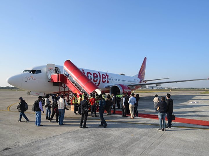 SpiceJet Aircraft's Tyre Bursts On Landing At Mumbai Airport | EXCLUSIVE