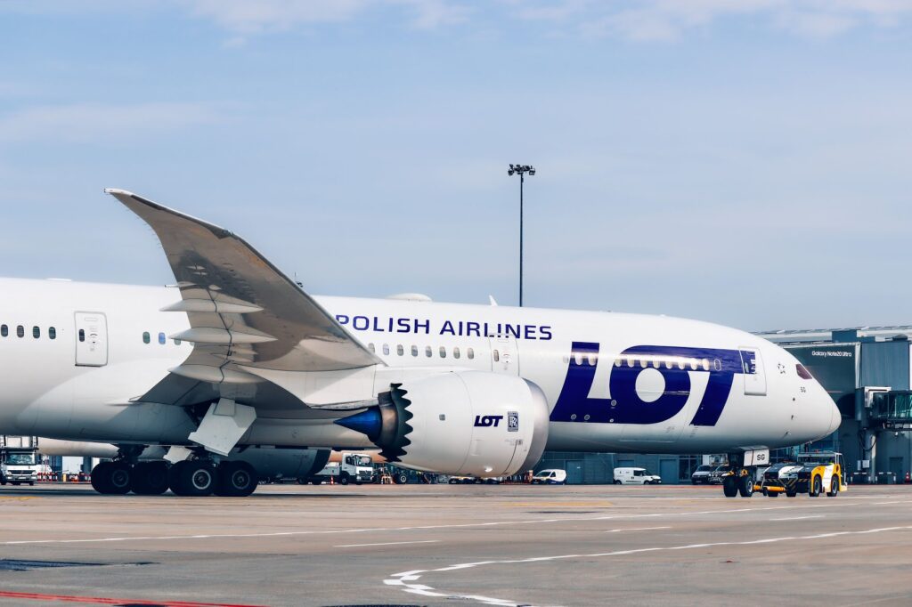 Boeing 787 windshield cracked again| Warsaw-Toronto LOT Polish flight return to Origin | Exclusive