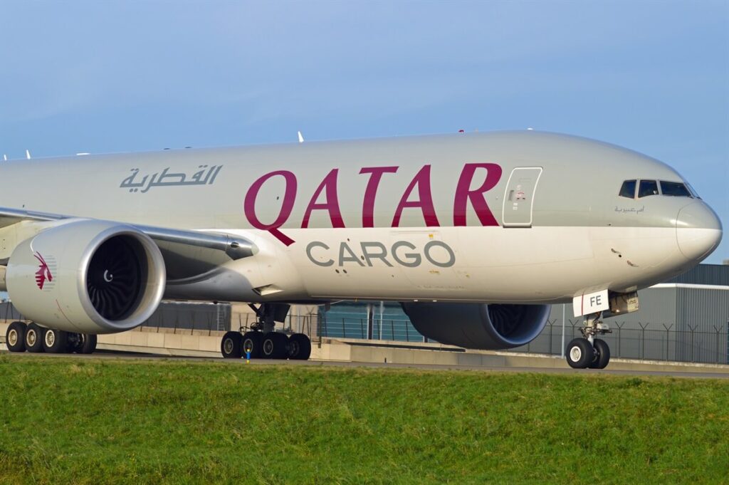 Qatar Airways Boeing 777F Cargo hits the pole at Chicago | Exclusive