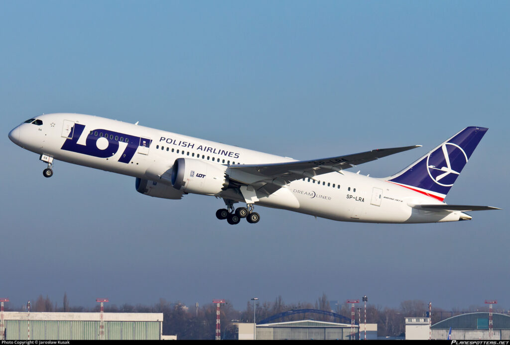 Boeing 787 windshield cracked again| Warsaw-Toronto LOT Polish flight return to Origin | Exclusive
