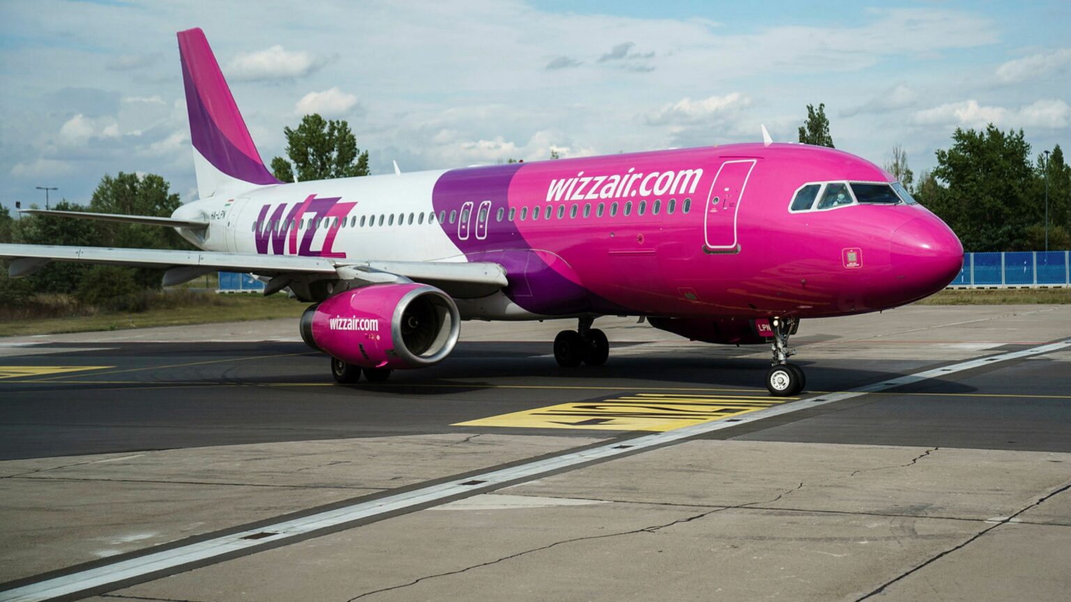 Wizz ереван. Wizz Air Abu Dhabi самолеты. Wizz Air a321neo. Венгерская авиакомпания Wizzair. Airbus a321neo Wizz Air.