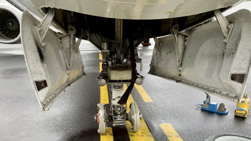 Transavia Boeing 737 Fuselage and Nosegear Damaged During Landing In Nantes | EXCLUSIVE