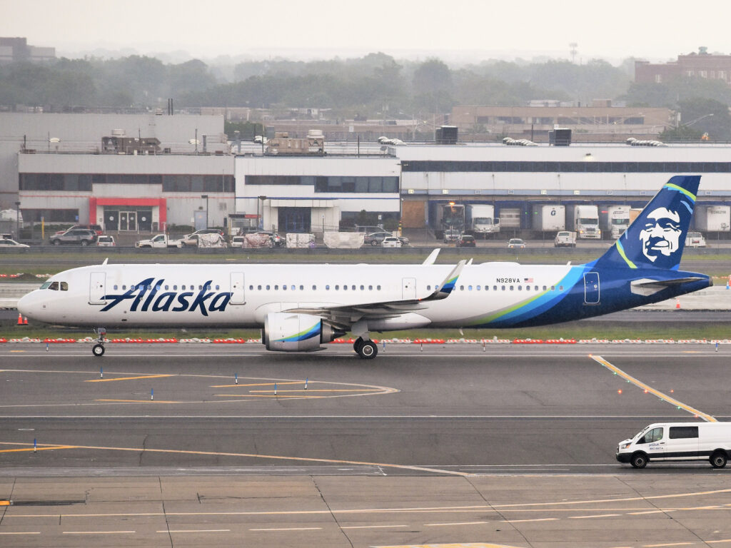 File:Alaska Airlines Airbus A321-253N N928VA taxiing at JFK Airport.jpg - Wikimedia Commons Visit