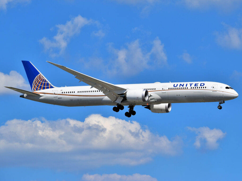 Passengers aboard a United Airlines (UA) flight UA40 traveling from Newark (EWR) to Rome (FCO) found themselves stranded for over seven hours on an airplane without air conditioning. 