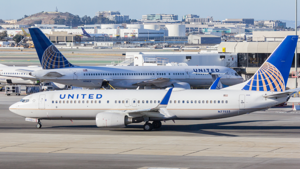 United flight window open incident