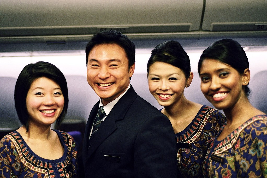 Singapore Airlines has recorded record profits of USD 1.6 billion and offers employees an 8-month bonus