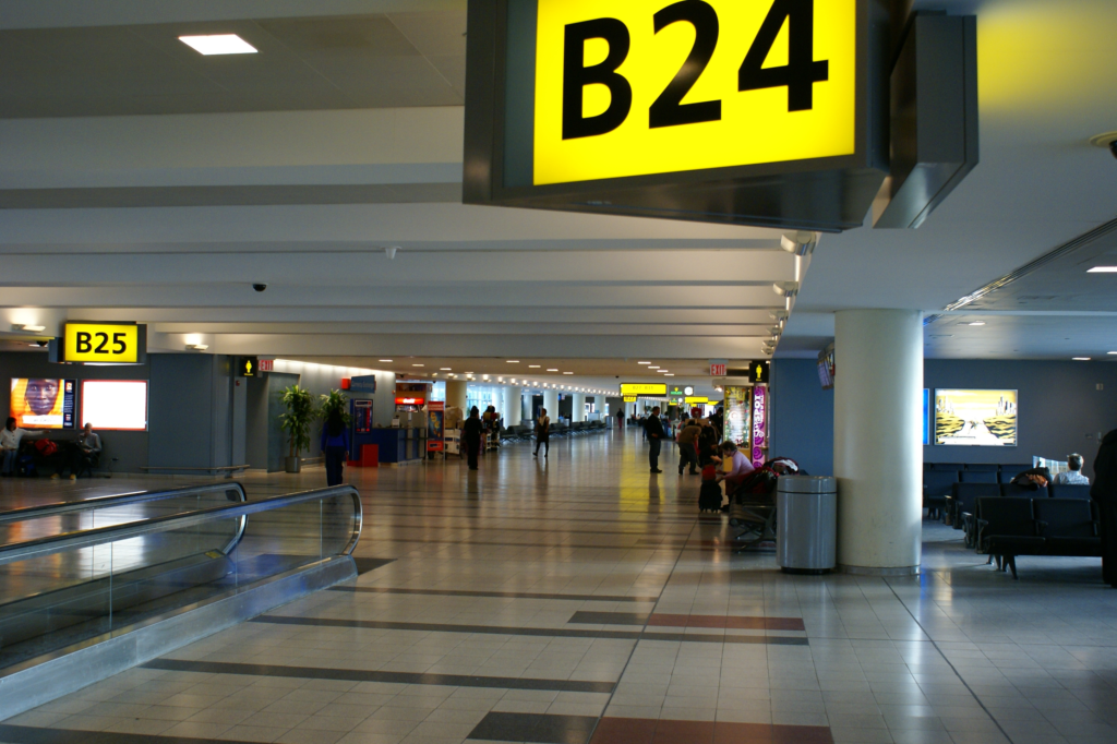 File:Changi Airport - Terminal 4 - Departure 1.jpg - Wikimedia Commons