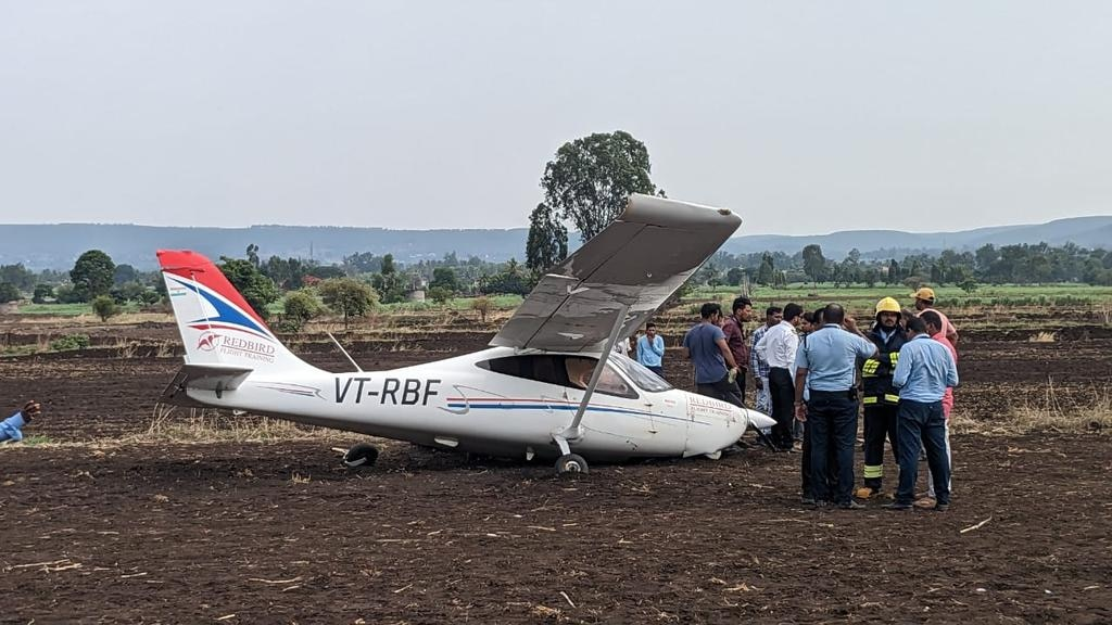 Redbird training aircraft VT-RBF makes emergency landing 