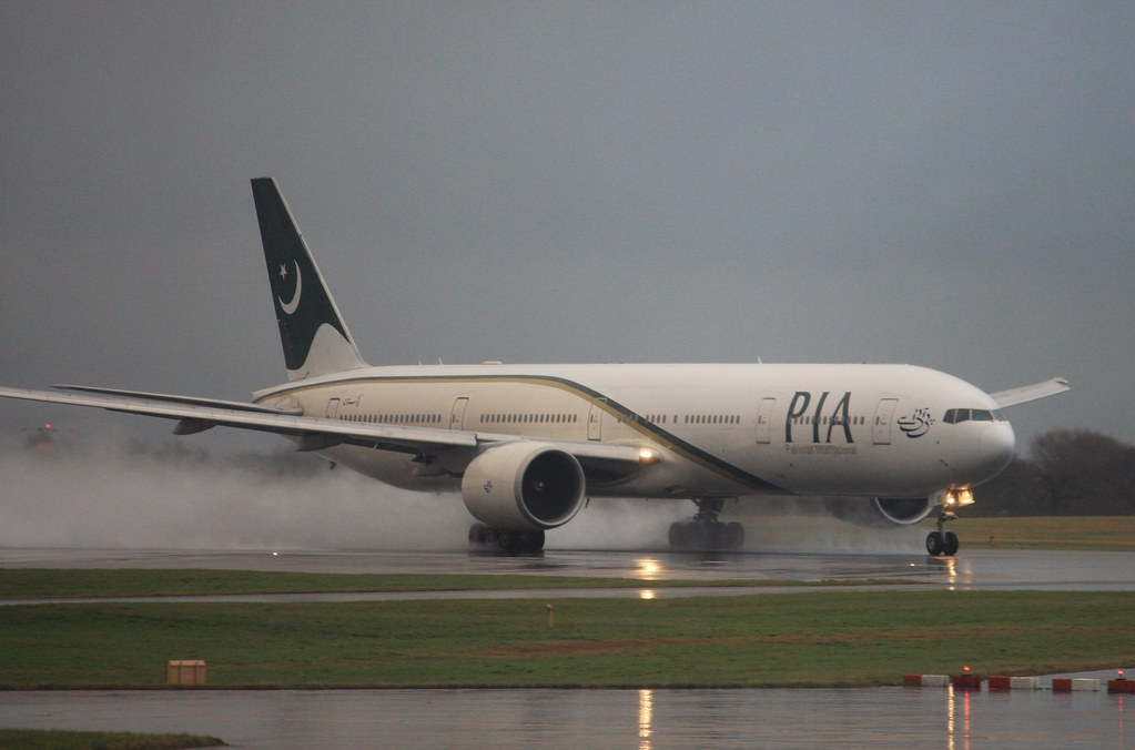  An air hostess assigned to the Pakistan International Airlines (PK) flight from Lahore to Toronto (YYZ) has been apprehended at the Toronto airport after passports belonging to individuals seemingly unassociated with her were discovered.