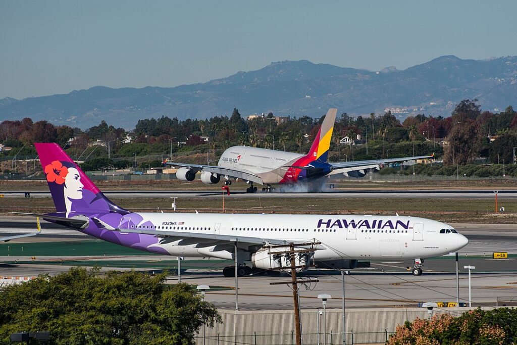 A Hawaiian Airlines (HA) flight en route to Honolulu (HNL) experienced a lightning strike and had to return to Las Vegas (LAS) with its 278 passengers on board.