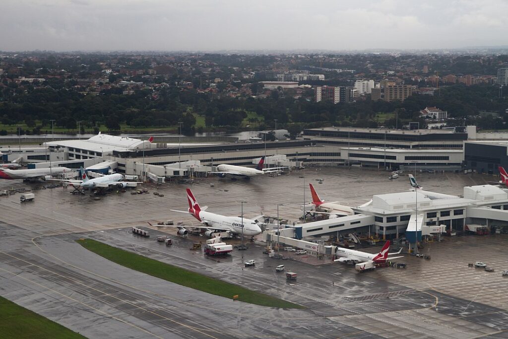 Due to the city being pummeled by strong winds, Sydney Airport (SYD) will maintain operations on a single runway.