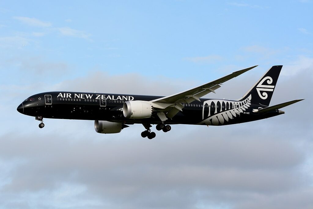 Air New Zealand Boeing 787 Auckland to Tokyo Flight Suffers Windshield Damage