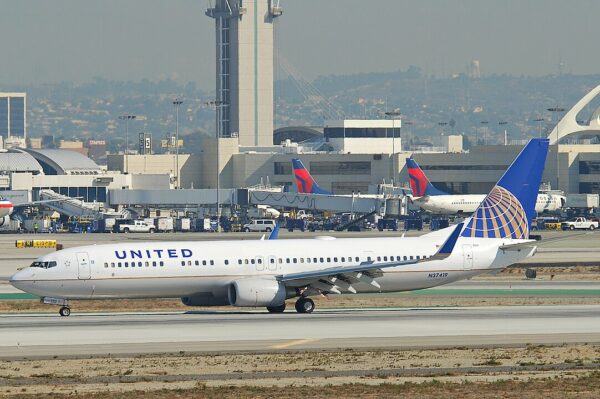 United Boeing 737 Tire Burst After Takeoff from Denver - Aviation A2Z