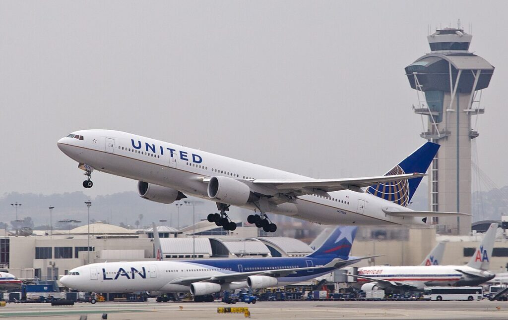 United Boeing 777 Los Angeles to Hawaii Makes an Emergency Landing Amid Smoke