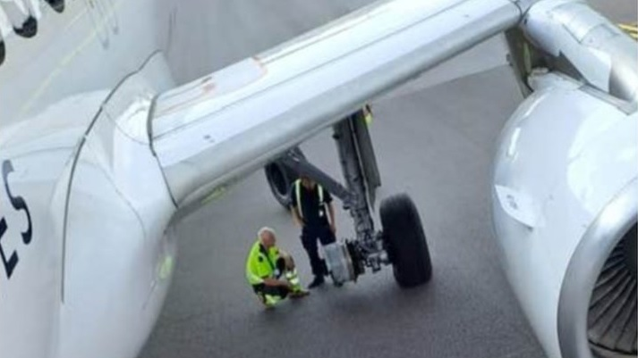 Brussel Airlines Airbus A320 Inner Main Gear loses wheel at Vilnius Airport