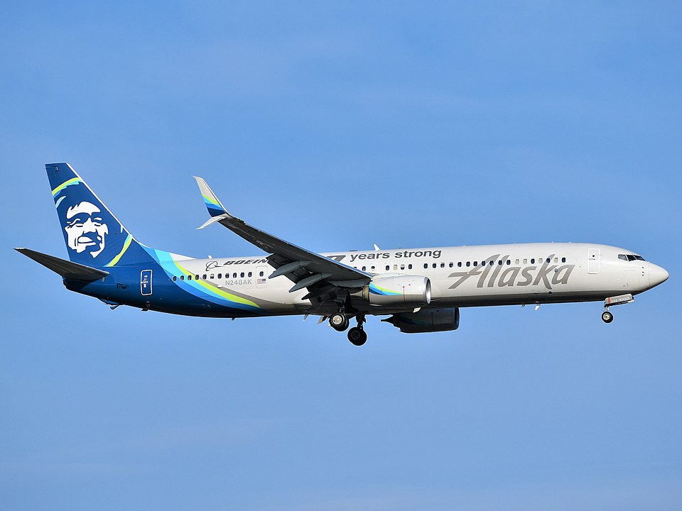 960px Alaska Airlines Boeing 737 990ER N248AK Approaching EWR Airport 