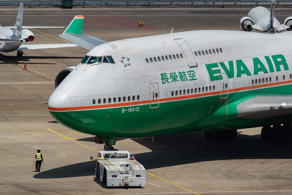 EVA Air, based in Taiwan, has officially confirmed its firm order with Airbus, acquiring 18 long-range A350-1000s and 15 single-aisle A321neo. 