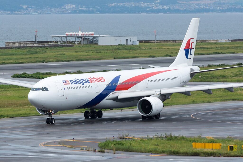 Malaysia Airlines (MH) flight MH128 from Melbourne (MEL) to Kuala Lumpur (KUL) operated using an Airbus A330-323 made an emergency landing in Alice Springs (ASP) after experiencing engine problems mid-flight.