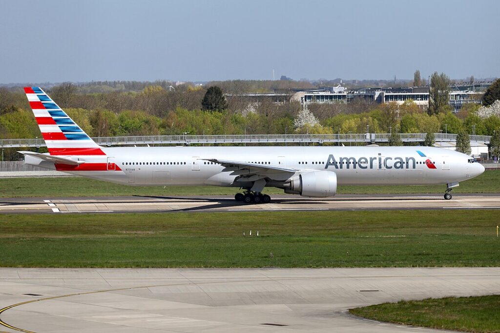 American Airlines 737 Operated Miami-Santo Domingo Flight Declares Emergency
