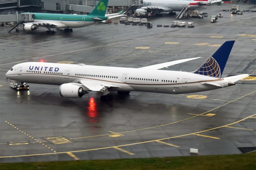 Chicago-based United Airlines (UA) Boeing 787 experienced a landing gear tire fire upon landing at the Newark Liberty International Airport (EWR).