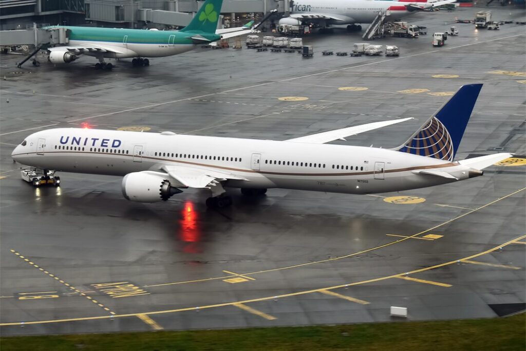 A United (UA) flight bound for Los Angeles International Airport (LAX) experienced a diversion to Chicago (ORD) following a bomb threat on Wednesday morning (Feb 21, 2024).