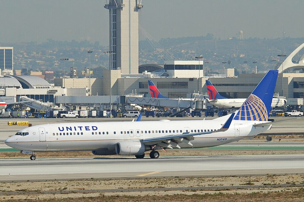  One of the leading US carriers, United Airlines (UA), flights from Washington Dulles International Airport (IAD) to  Los Angeles International Airport (LA) made an emergency landing at Denver International Airport (DEN).