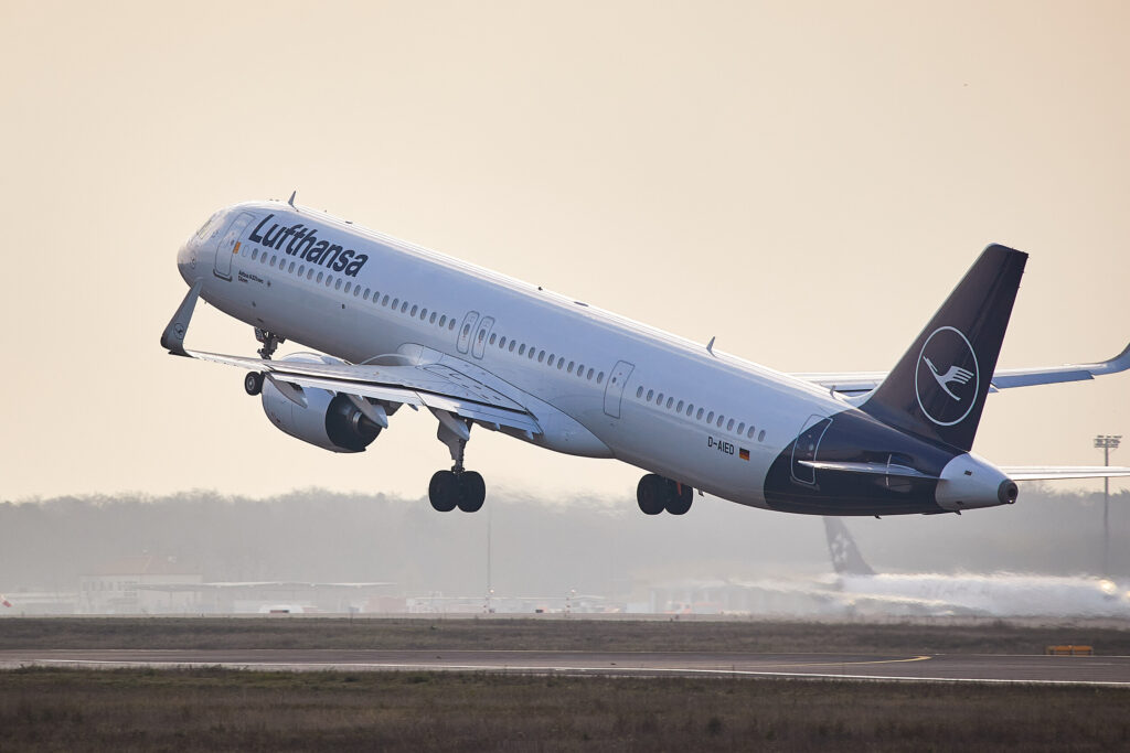  Lufthansa (LH) Group, a pioneer in adopting new surveillance technology for sustainable flying, is set to optimize airspace management and reduce CO2 emissions with the installation of innovative flight profile information technology in its new Airbus A320neo and A321neo aircraft. 