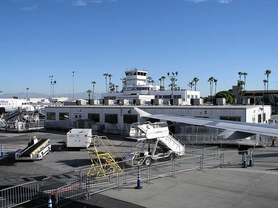 LOS ANGELES- A small Cessna plane crashes into a building at Long Beach Airport on Monday, resulting in minor injuries to the pilot. The incident occurred at approximately 2:30 p.m., as the Federal Aviation Administration (FAA) reported.