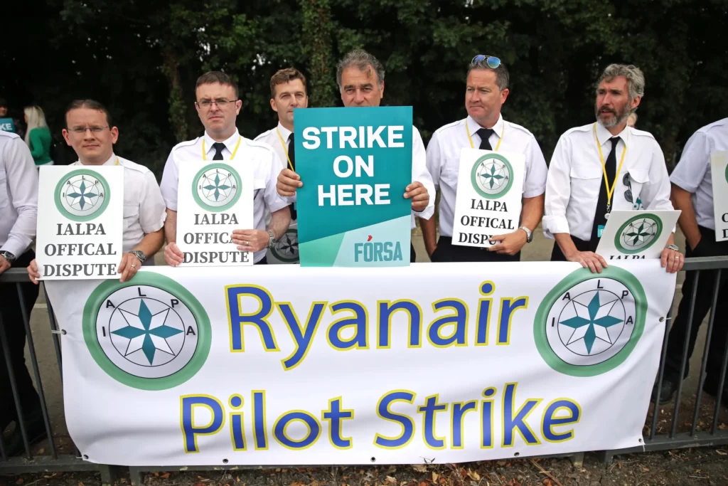 EUROPE- Pilots at Ryanair (FR), following the footsteps of cabin crews earlier this year, are now considering strike due to alleged poor working conditions. 