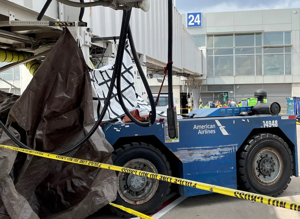 American Airlines Luggage Cart Hit United Boeing 737 at Chicago Airport