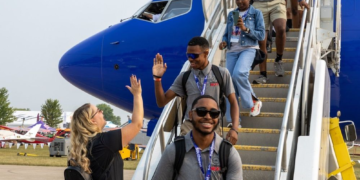 Southwest Airlines Inspires Aspiring Pilots with trip to one of the Largest Airshows in the World