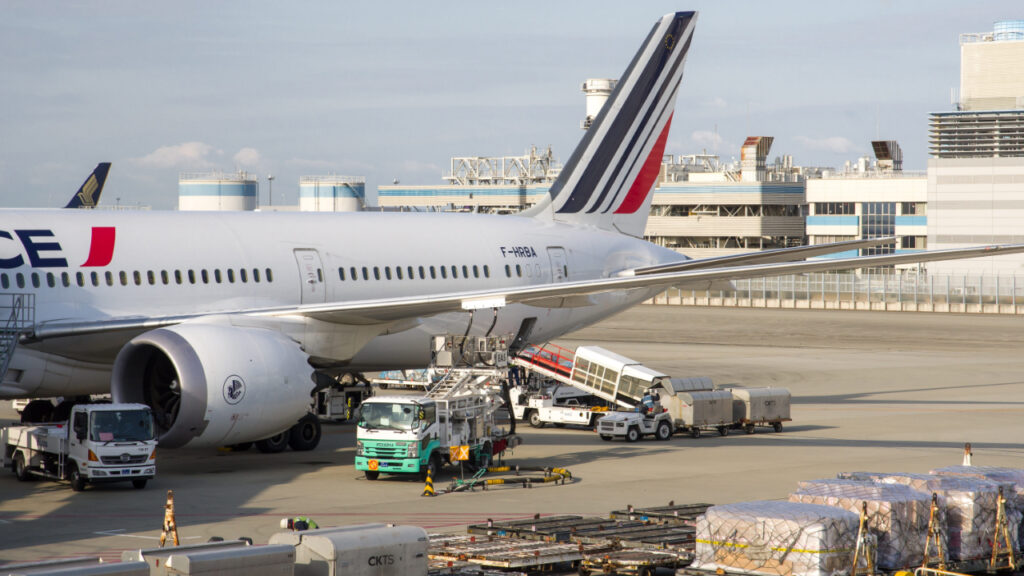 Air France (AF) has recently announced that it will be chartering a Boeing 777-200ER from Portugal's EuroAtlantic Airways (YU) to operate flights between Paris (CDG) and Delhi (DEL).