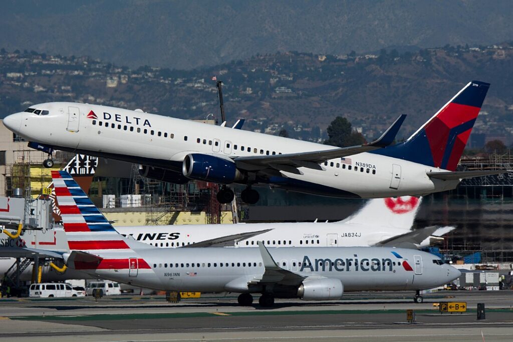  American Airlines (AA) flight and another aircraft was narrowly avoided as both planes initiated their descent simultaneously. 