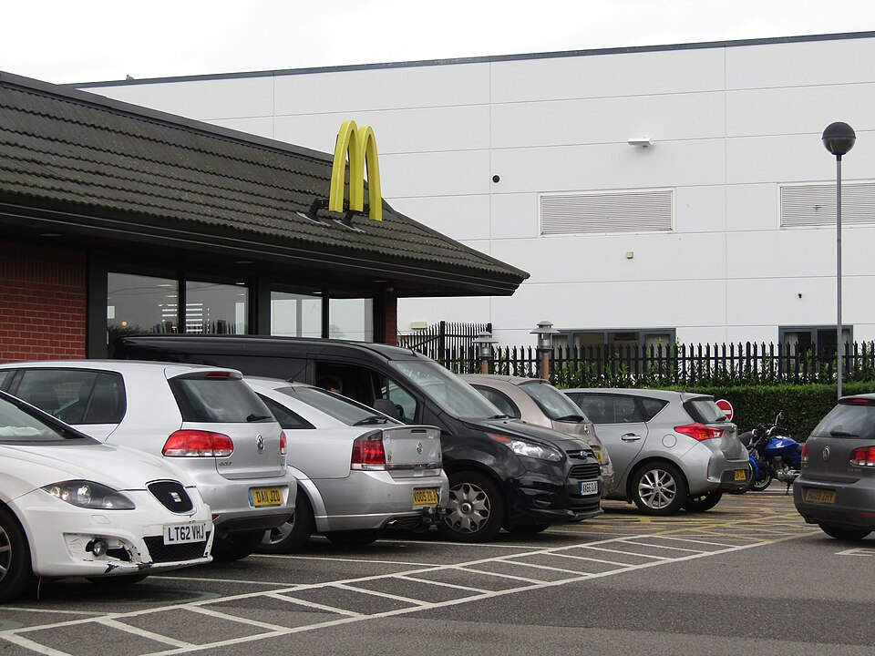 On Thursday (August 3, 2023), the fast food giant McDonald's inaugurated a restaurant at the Mumbai International Airport (BOM), asserting it as the nation's pioneering airport drive-thru establishment