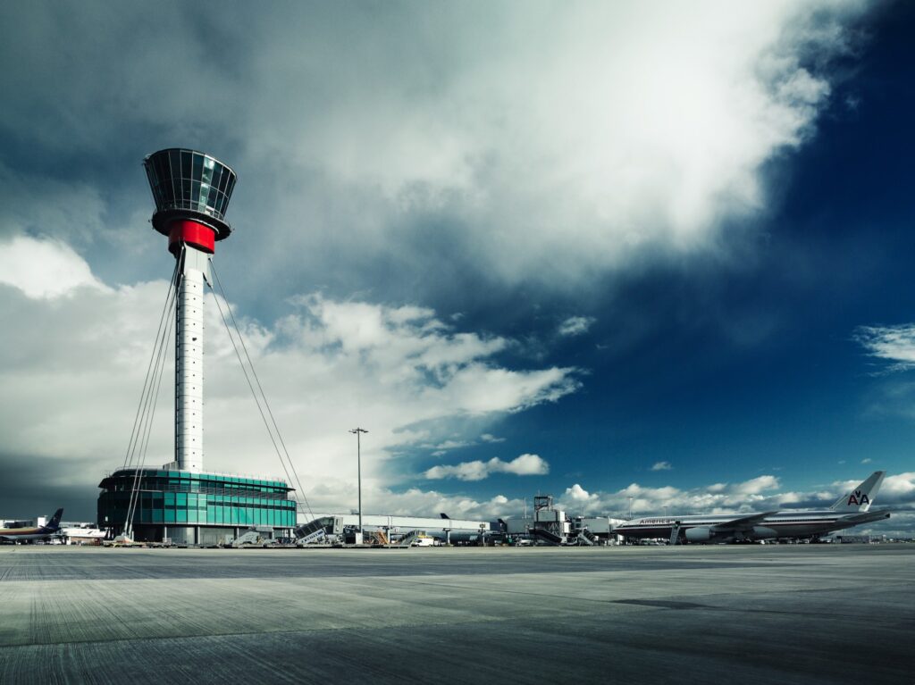 Starting August 3, 2023, London Heathrow Airport (LHR) has launched a pioneering trial to assess the potential of environmentally friendlier lower carbon concrete, capable of reducing emissions by half compared to conventional concrete.