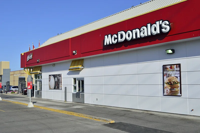 On Thursday (August 3, 2023), the fast food giant McDonald's inaugurated a restaurant at the Mumbai International Airport (BOM), asserting it as the nation's pioneering airport drive-thru establishment