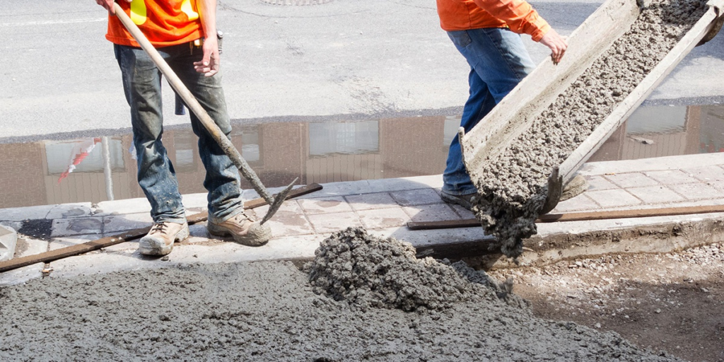 Starting August 3, 2023, London Heathrow Airport (LHR) has launched a pioneering trial to assess the potential of environmentally friendlier lower carbon concrete, capable of reducing emissions by half compared to conventional concrete.