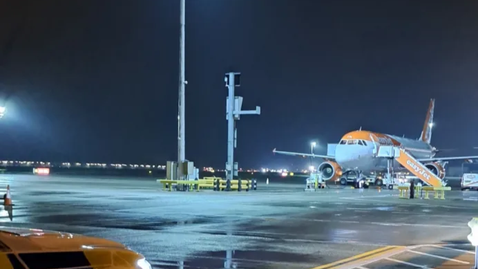A man onboard an easyJet UK (U2) flight who was apprehended and placed under arrest by Cambridgeshire police upon disembarking a plane at Gatwick Airport (LGW) has been subsequently released without any charges being filed.