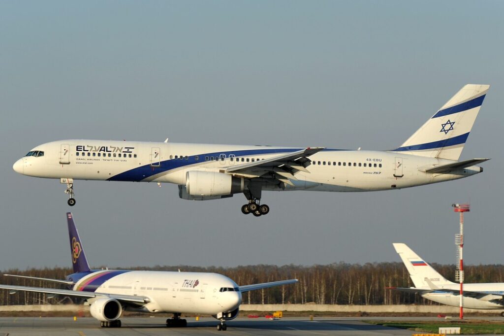  On Monday (October 9, 2023), the El Al (LY) counter at Terminal 4 of New York JFK Airport was filled with a palpable sense of unease as numerous travelers awaited their check-in, clutching two essential documents: their passports and their summons from the Israel Defense Forces (IDF) for emergency deployment.