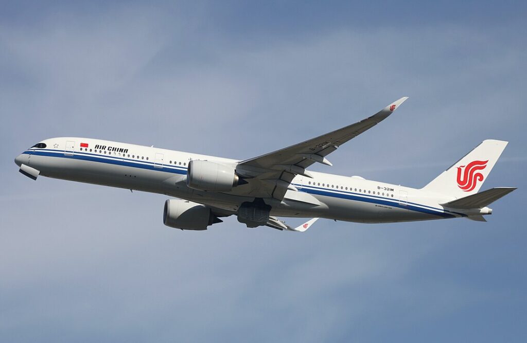 NEW YORK- The Chinese flag carrier, Air China (CA), has outlined new plans to launch a flight route within the United States, specifically from New York to Los Angeles. They intend to operate this flight three times a week.