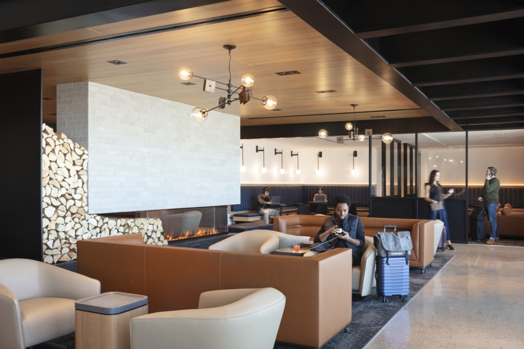 CHICAGO- United Airlines (UA) unveiled its largest United Club lounge at Denver International Airport (DEN) today (September 13, 2023). 