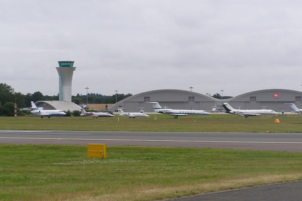 Farnborough Airport's (FAB) enhanced digital working capability will empower airport controllers to oversee aircraft using traditional direct visual reference from the control tower window and through interactive panoramic video displays on screens featuring critical sections of the airfield.