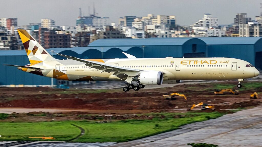 ABU DHABI- Etihad Airways (EY), the UAE's national airline, celebrated the arrival of a new Boeing 787-10 Dreamliner at Abu Dhabi International Airport (AUH) on Friday, October 13. 