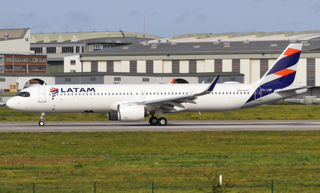  LATAM Airlines (LA) has taken delivery of its inaugural Airbus A321neo, which is leased from AerCap, and has additionally placed an order for 13 more A321neo aircraft as part of its strategy to expand its route network and promote regional growth. 